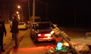В Екатеринбурге ВАЗ-2105 вылетел на тротуар и врезался в светофор
