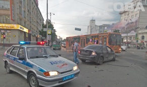 В центре Екатеринбурга столкнулись "Форд, "Опель" и "Фольксваген"
